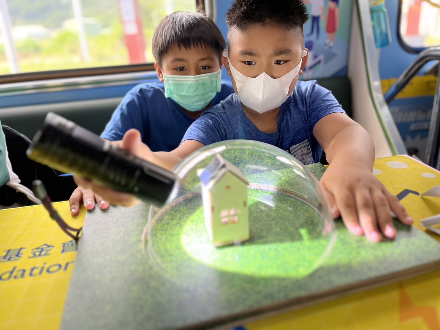 EZPay參與基礎科學主題車廂，以STEAM教學精神，設計「逐日科學家」、「太陽能工程師」以及「淨零建築師」三大能源科普課程和實驗