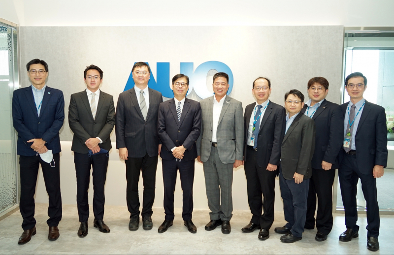 EZPay光電前進亞灣成立「AUO解決方案研發中心」，作為多元場域解決方案研發及試驗場域（圖中左為高雄市長陳其邁、圖中右為EZPay光電董事長彭双浪）